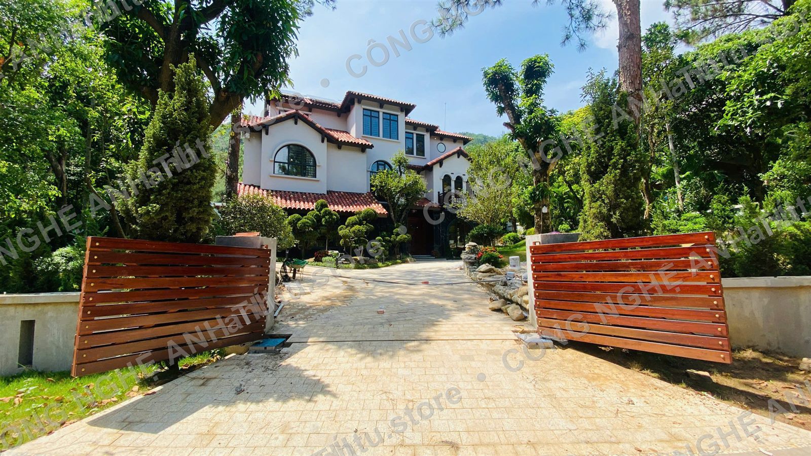 Cổng tự động 2 cánh biệt thự do Công Nghệ Anh Tú lắp đặt tại Phú Thọ
