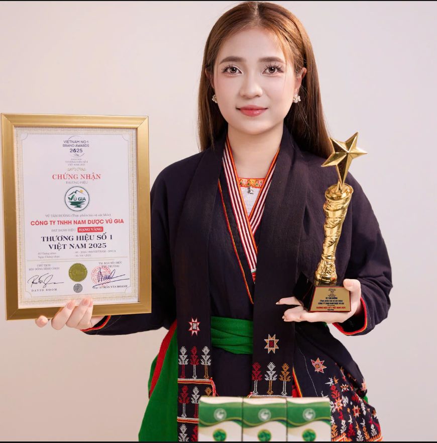 Đại diện Nam Dược Vũ Gia nhận chứng nhận và giới thiệu sản phẩm