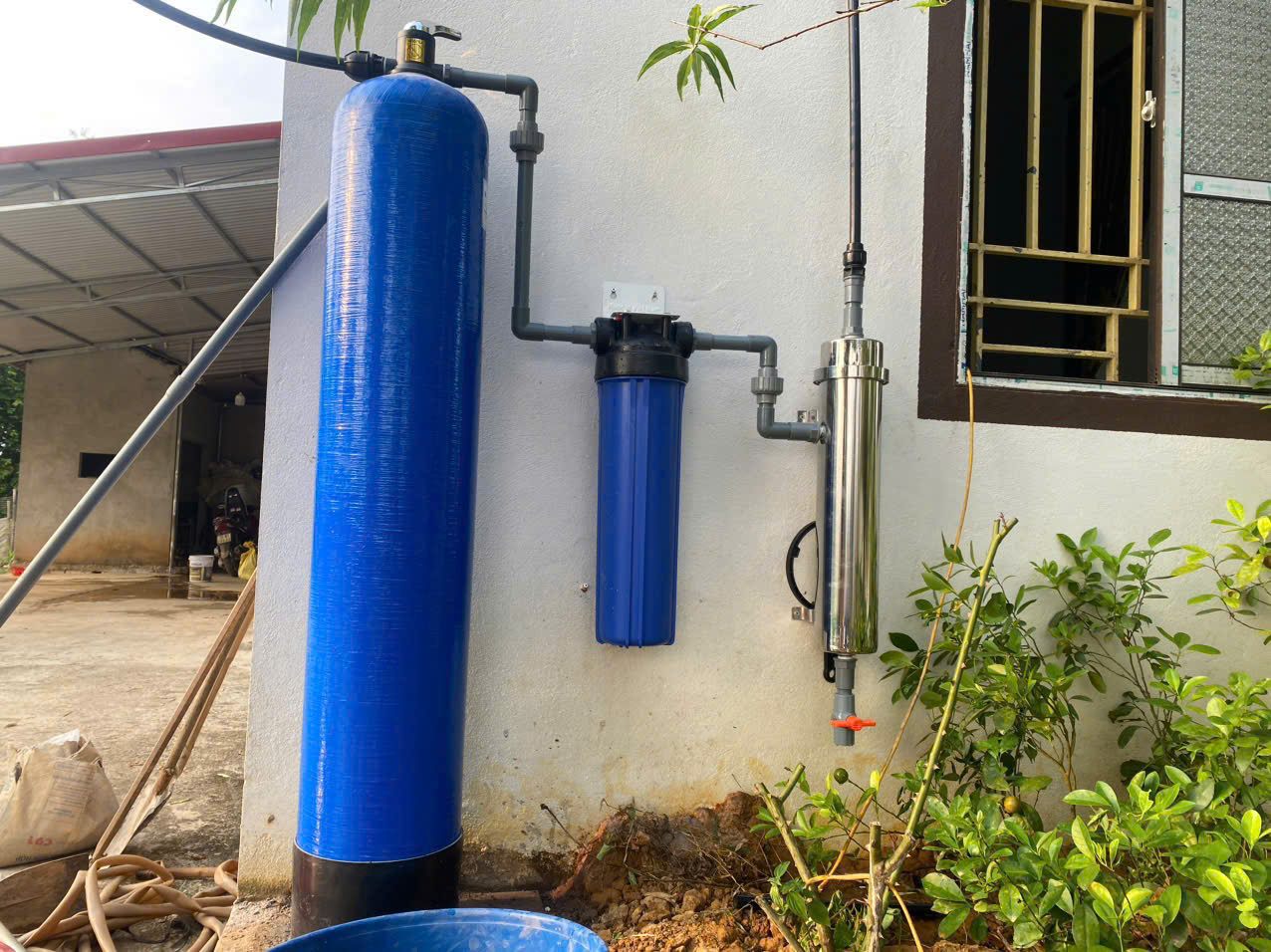 Cột lọc tổng tích hợp đèn UV diệt khuẩn inox do Công Nghệ Anh Tú lắp đặt